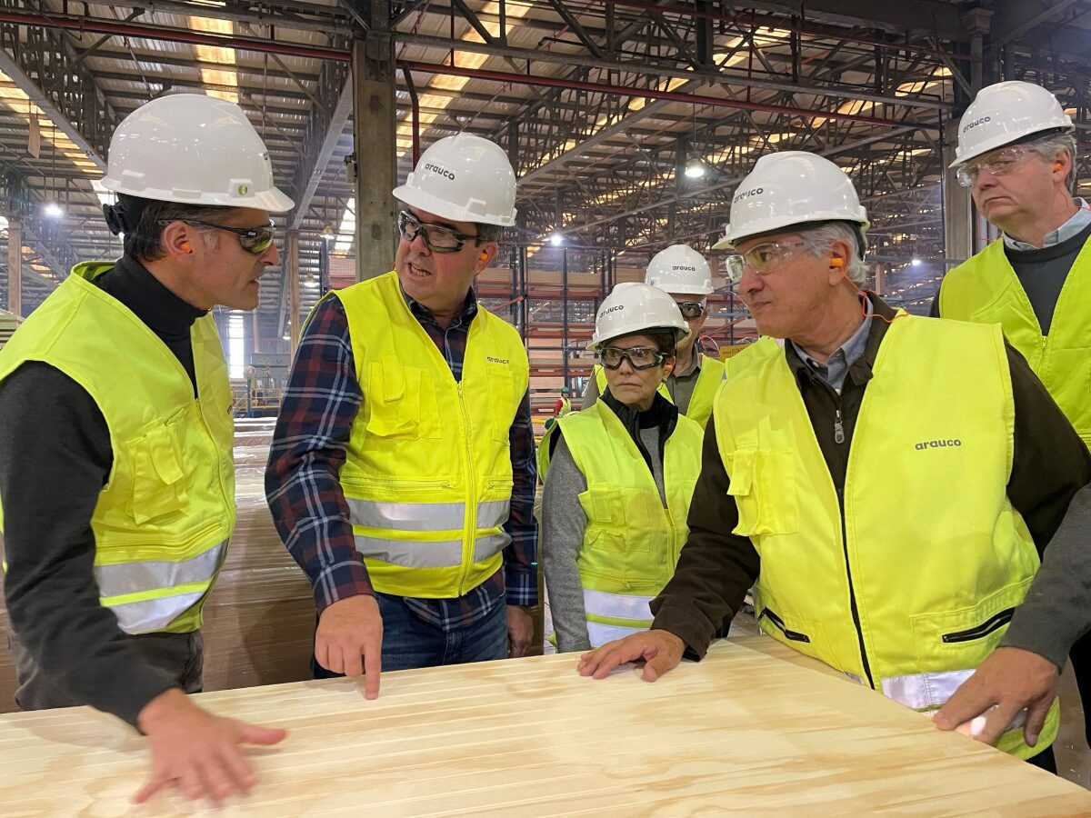 Eduardo Riedel visita centro de pesquisa da Arauco no Chile