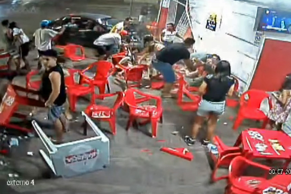 Motorista invade calçada e atropela cinco pessoas