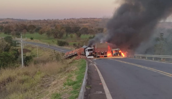 Acidente envolvendo três carretas deixa motorista morto
