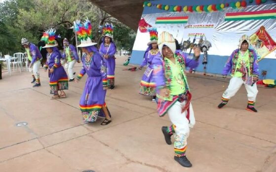 Apresentação de tinkus, dança típica da Bolívia