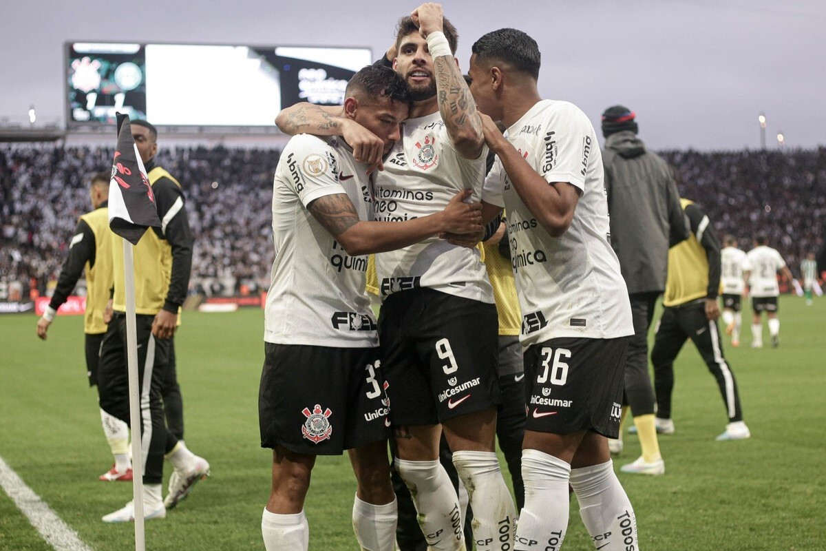 São Paulo vira sobre o Corinthians e larga na frente na final do