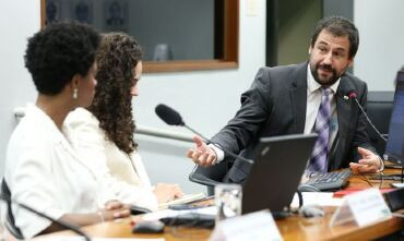 Entenda projeto que pode remunerar o jornalismo em plataformas