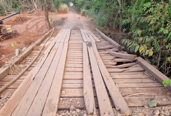 Ponte de concreto está sendo construída para substituir a de madeira