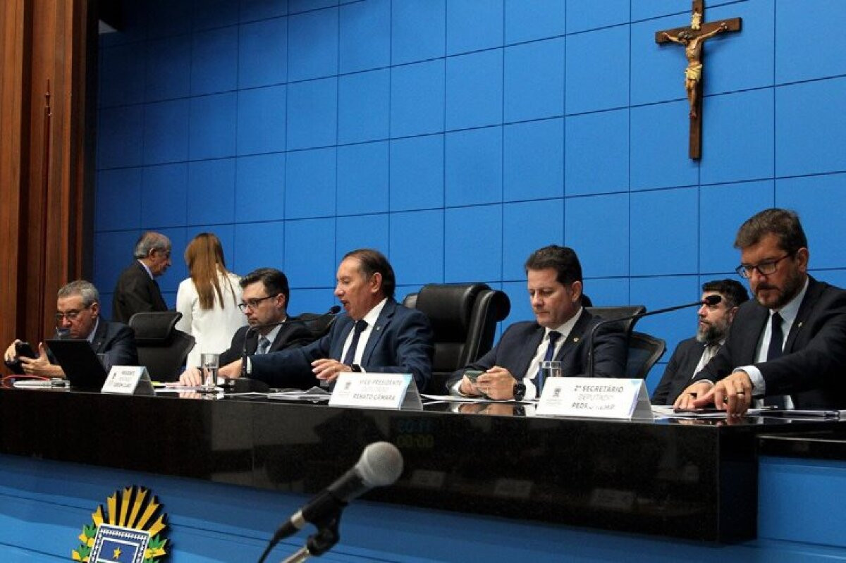 Deputados analisam quatro propostas na sessão desta terça-feira