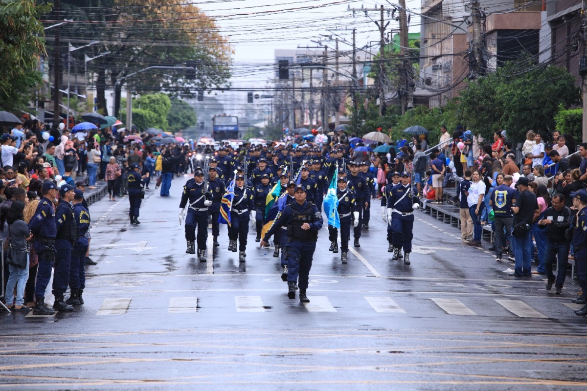 Mesmo com chuva população marca presença no desfile cívico