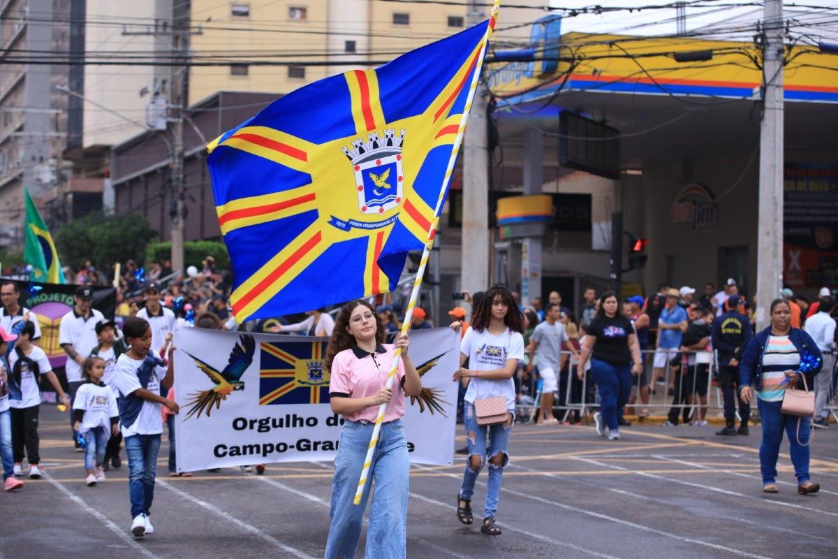 Mesmo com chuva população marca presença no desfile cívico