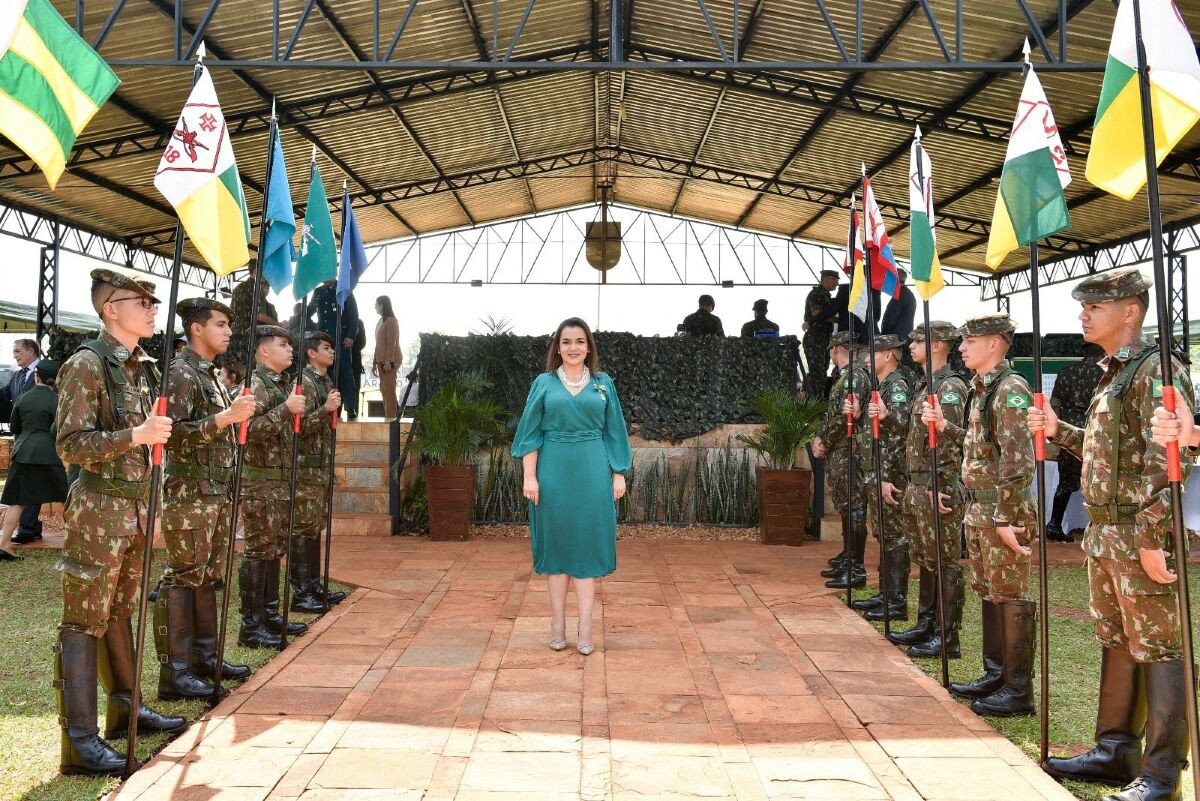 Prefeita de Campo Grande recebe condecoração do Exército 