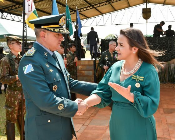 Prefeita de Campo Grande recebe condecoração do Exército 