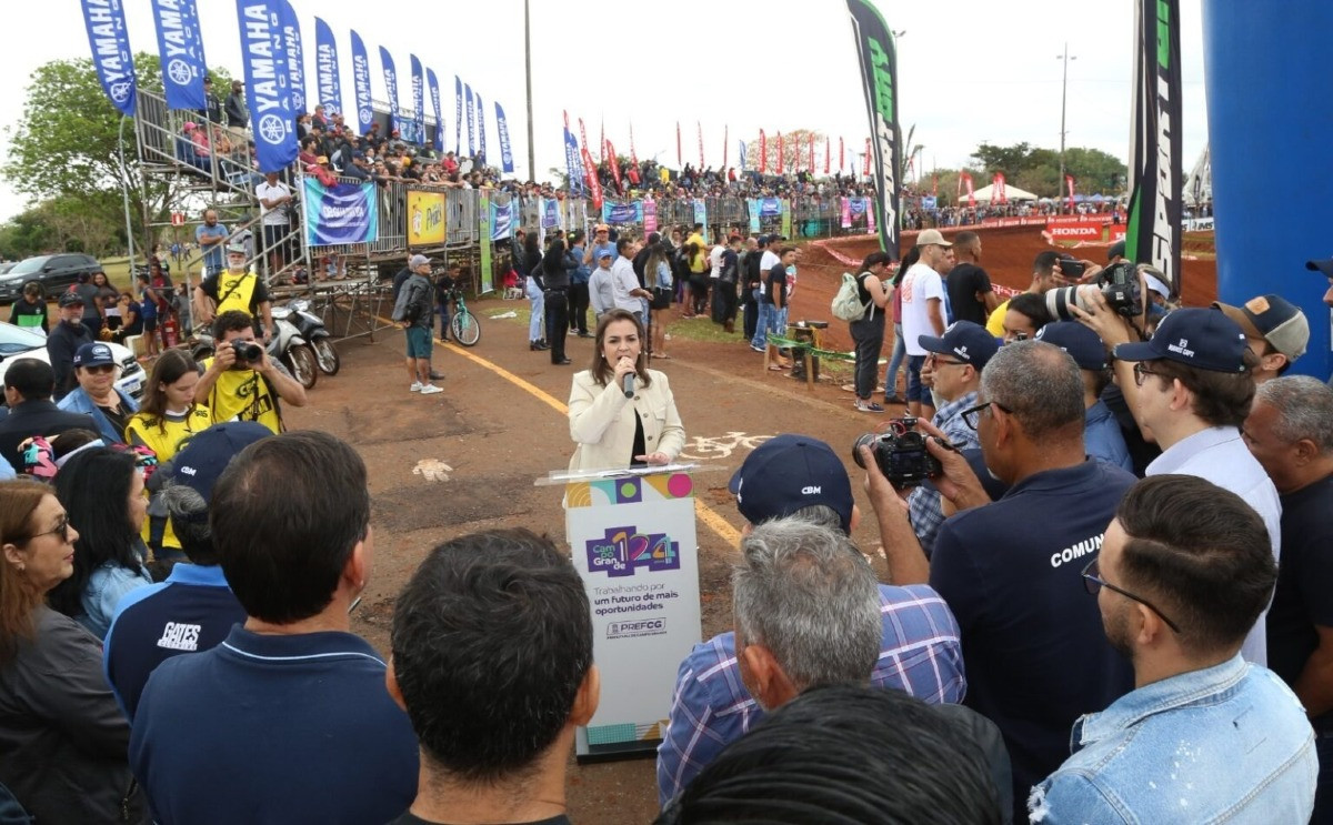 Prova de motocross inaugura pista no Parque de Exposição