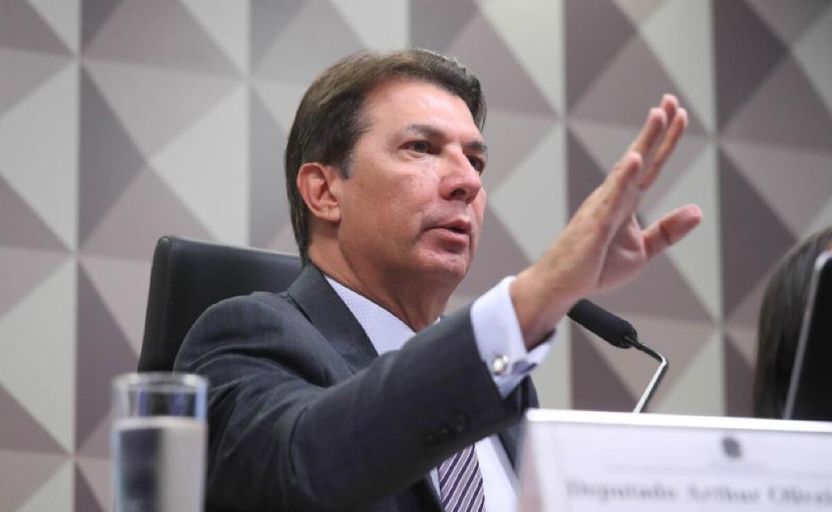 Presidente da CPI do 8 de janeiro impõe restrições à imprensa