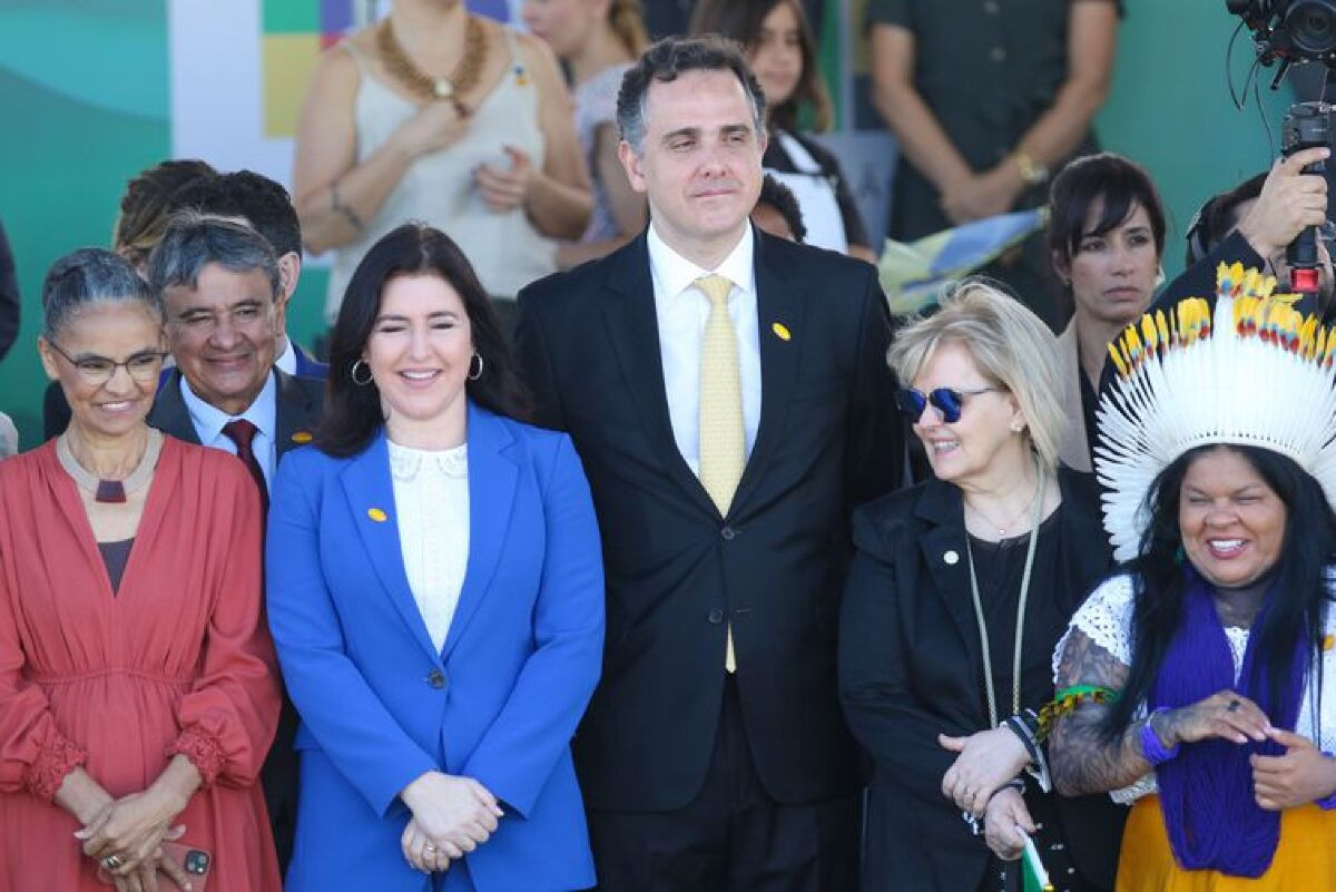 Com coro pela democracia, Lula participa de desfile pela nona vez