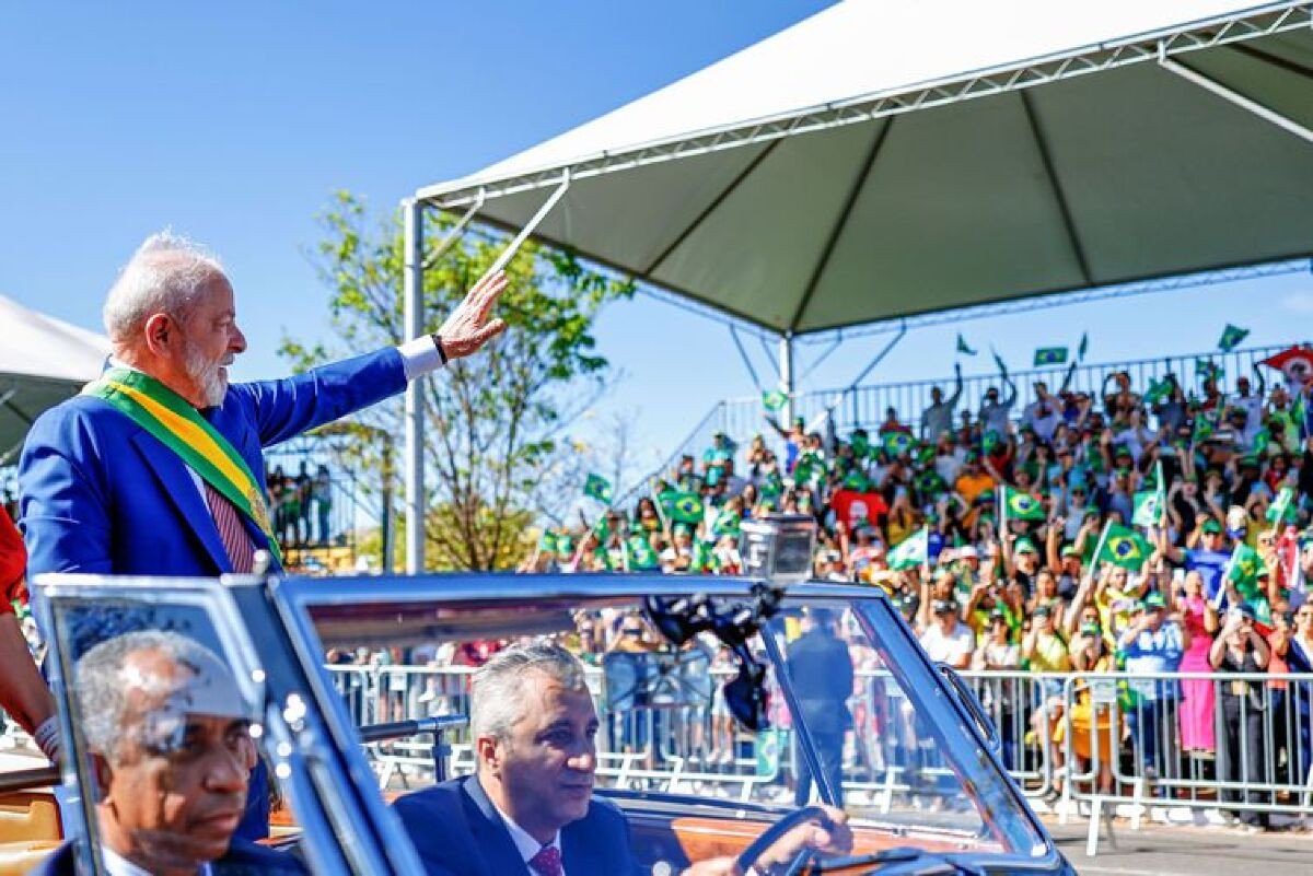 Com coro pela democracia, Lula participa de desfile pela nona vez