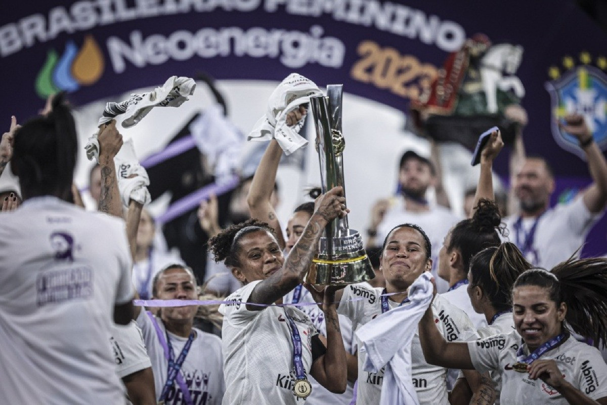 Corinthians busca virada e conquista o quinto Brasileiro feminino com  Arthur Elias