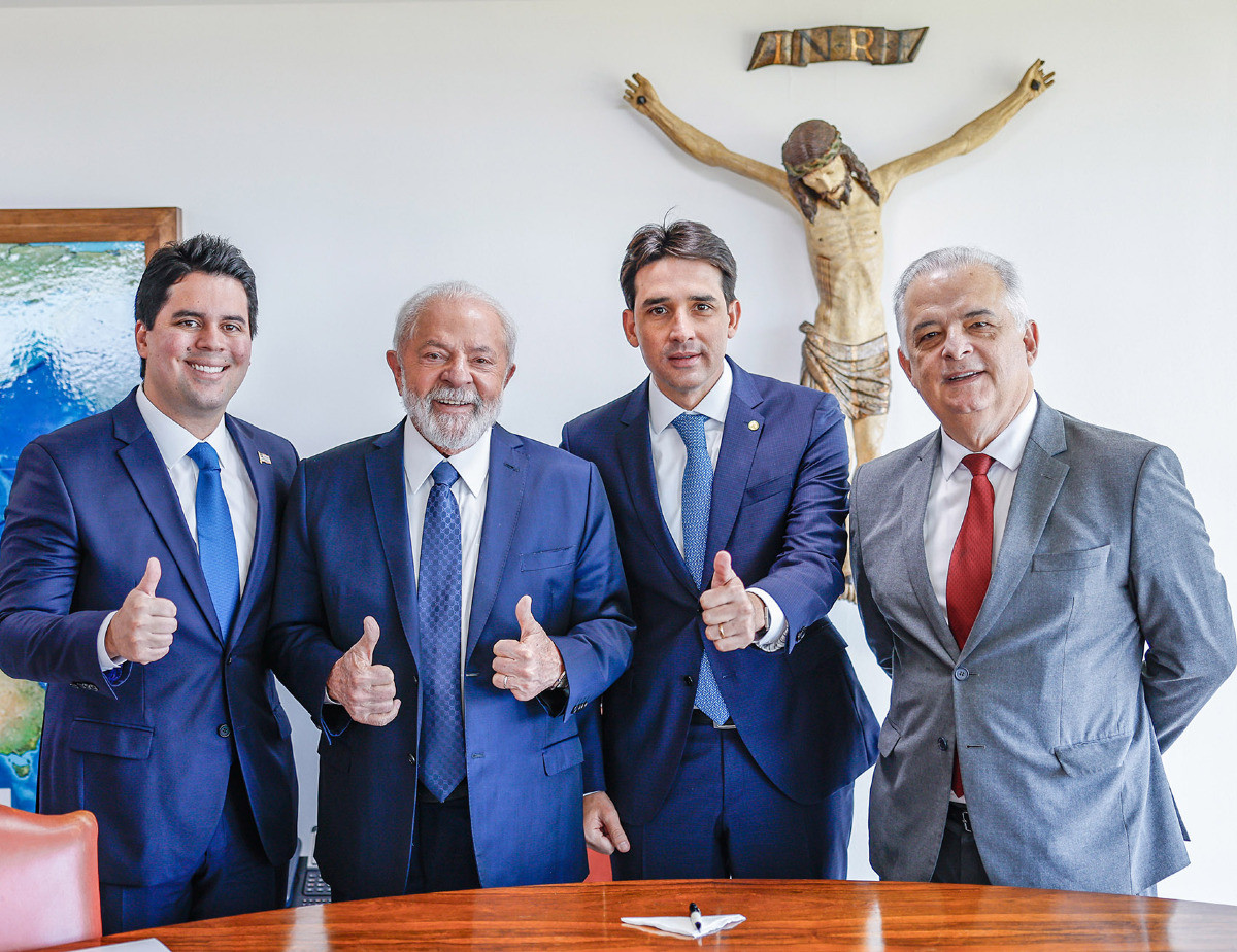 Lula d&aacute; posse a tr&ecirc;s ministros e cria minist&eacute;rio para pequena empresa