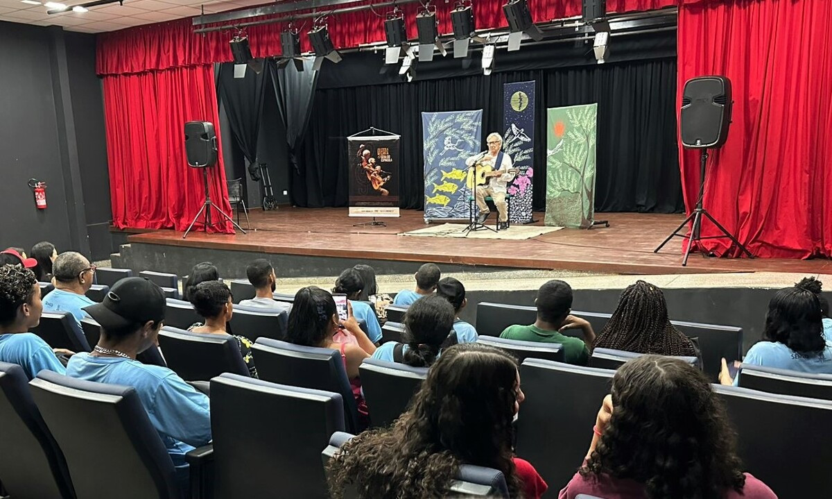 Show de Geraldo Espíndola encerra projeto Nossa Escola Canta