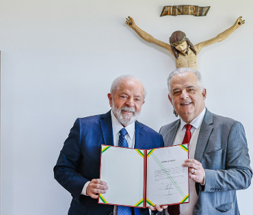 Lula d&aacute; posse a tr&ecirc;s ministros e cria minist&eacute;rio para pequena empresa