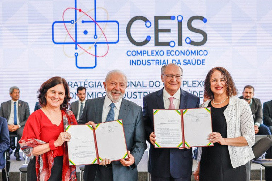 A ministra da Saúde, Nísia Trindade, o presidente Lula, o vice-presidente Geraldo Alckmin e a ministra de Ciência e Tecnologia, Luciana Santos: 11 ministérios, ao todo, estão envolvidos na ação