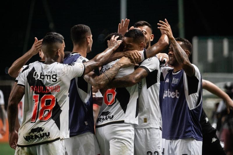 Bahia vence Atlético, evita rebaixamento e 'coloca' Santos na Série B