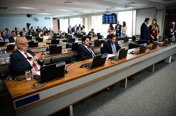A PEC 8/2021, de Oriovisto Guimarães, teve relatório favorável de Esperidião Amin e segue para o Plenário