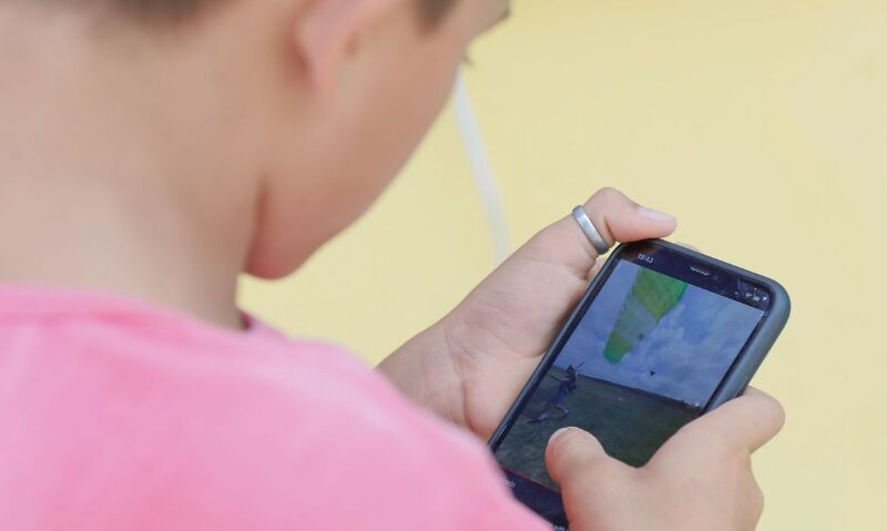 Crianças assistem vídeos em celular