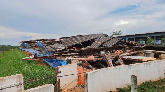Vendaval atinge o munic&iacute;pio de S&atilde;o Gabriel do Oeste e causa in&uacute;meros estragos