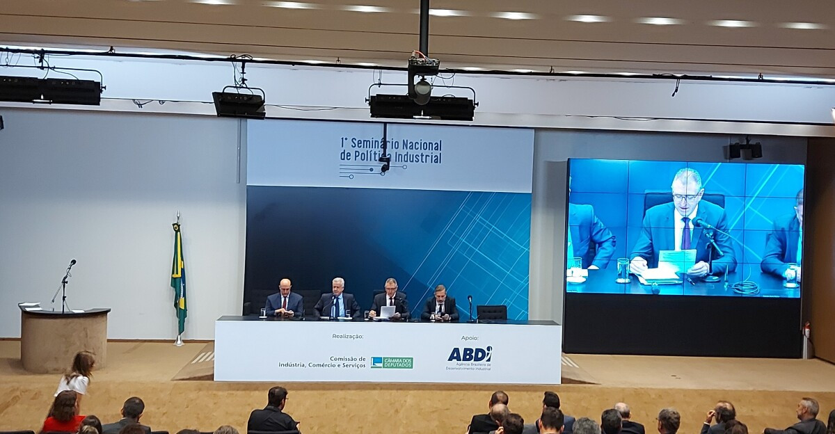 Necessidade de política industrial moderna para o país é consenso em seminário na Câmara