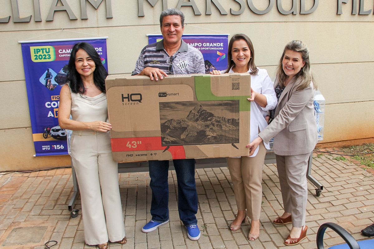 Sorteados do IPTU recebem premiação entregue pela prefeita Adriane Lopes