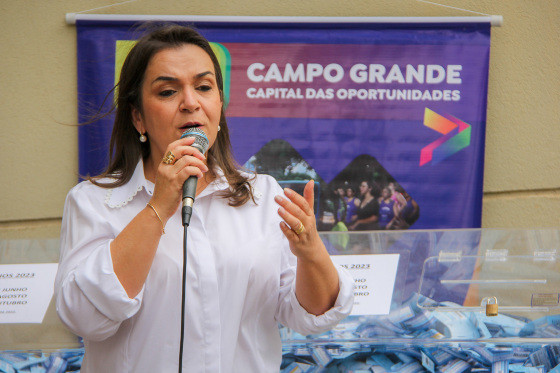 Sorteados do IPTU recebem premiação entregue pela prefeita Adriane Lopes