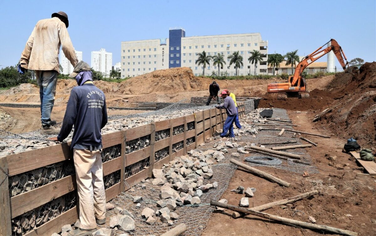 Obras da bacia de amortecimento do córrego Reveilleau deve ser concluída em dezembro