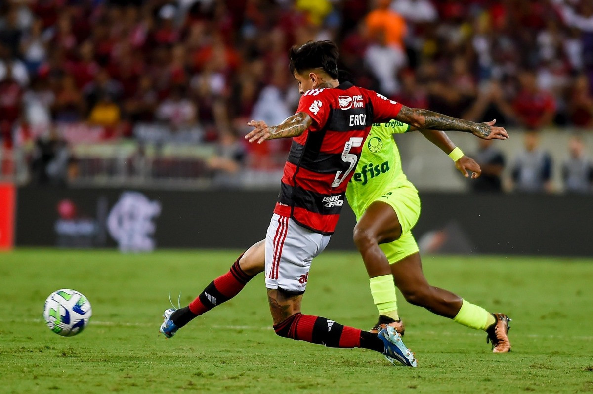 Com dois de Pedro, Flamengo bate o Palmeiras no Maracanã e entra de vez na  briga pelo título do Brasileirão