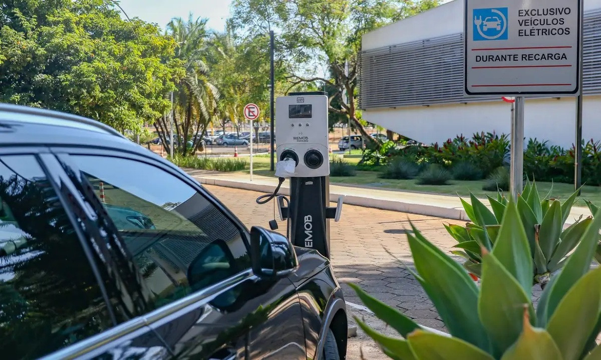 Imposto de Importa&ccedil;&atilde;o para carros el&eacute;tricos ser&aacute; retomado em 2024