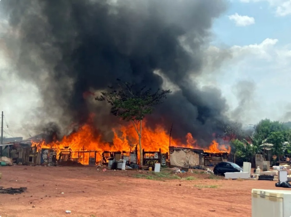 Incêndio destrói barracos na favela do Mandela em Campo Grande