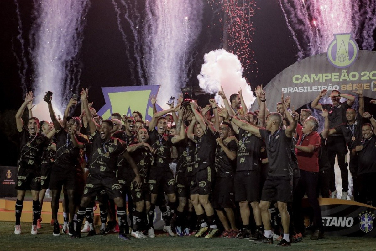 Em jogo da taça, Vitória faz a festa da torcida e complica Sport na Série B