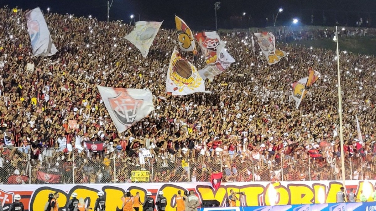 Em jogo da taça, Vitória faz a festa da torcida e complica Sport na Série B