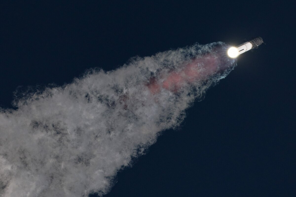 SpaceX lança foguete, mas propulsor explode após separar da Starship