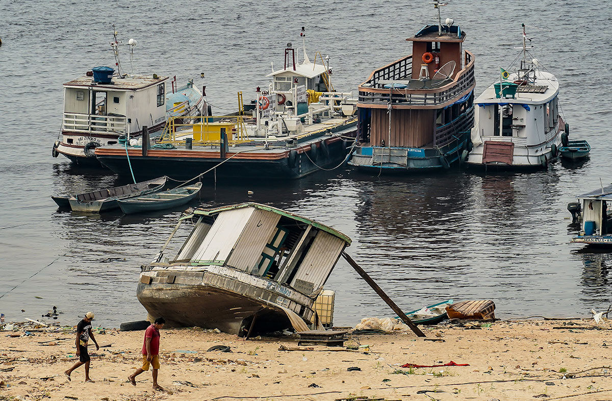 Com seca no Amazonas, ribeirinhos têm dificuldades para se locomover