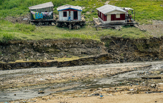 Com seca no Amazonas, ribeirinhos têm dificuldades para se locomover
