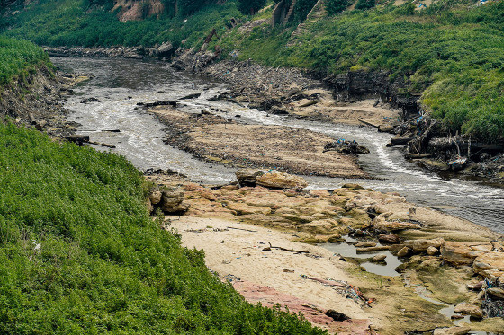 Com seca no Amazonas, ribeirinhos têm dificuldades para se locomover