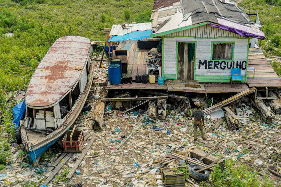 Com seca no Amazonas, ribeirinhos têm dificuldades para se locomover