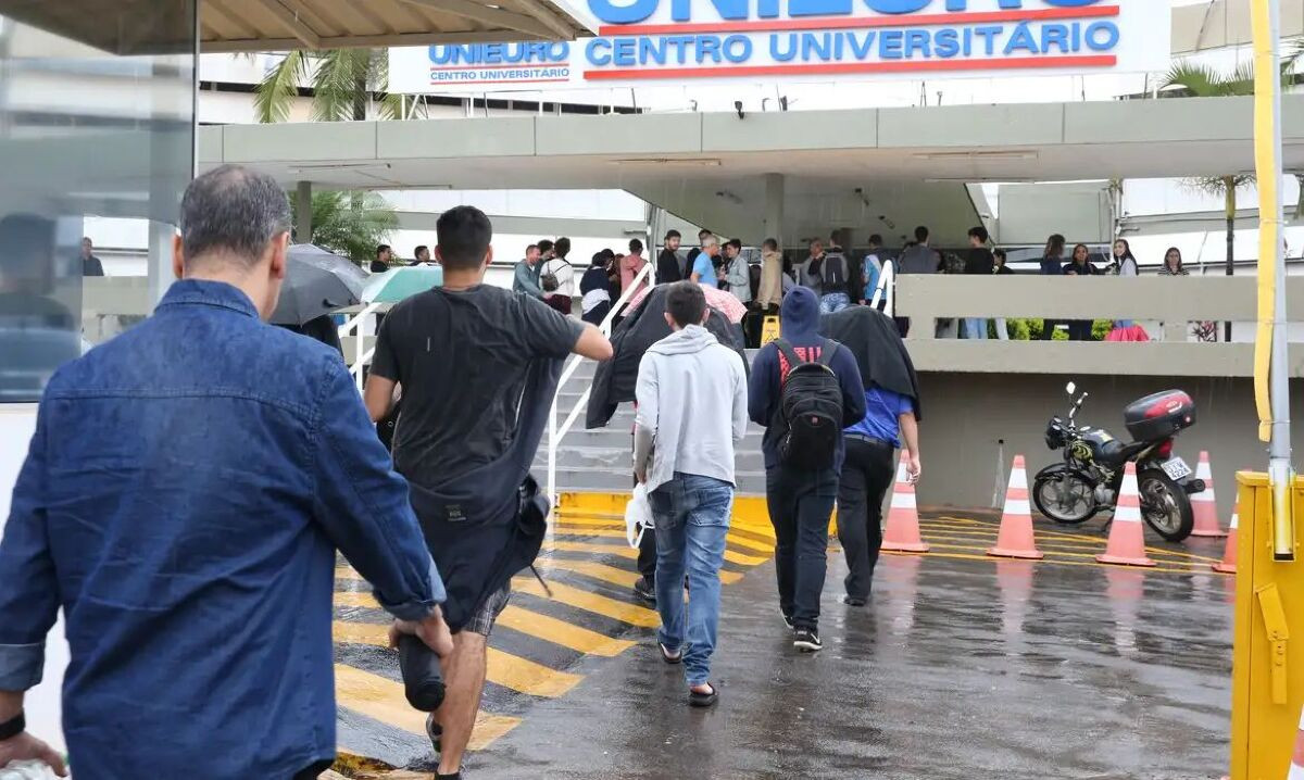 Prova do Enade é aplicada neste domingo para avaliar graduação