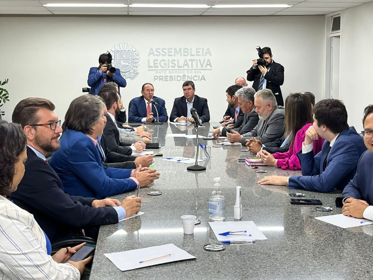 Governador entrega projeto de Lei do Pantanal ao presidente da Assembleia