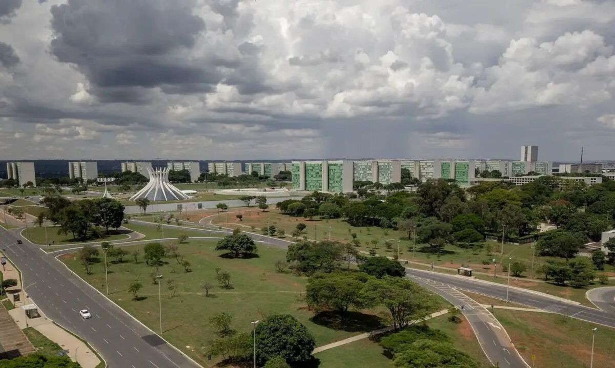 Bras&iacute;lia (DF), Catedral Metropolitana Nossa Senhora Aparecida - Catedral de Bras&iacute;lia e a Esplanada dos minist&eacute;rios