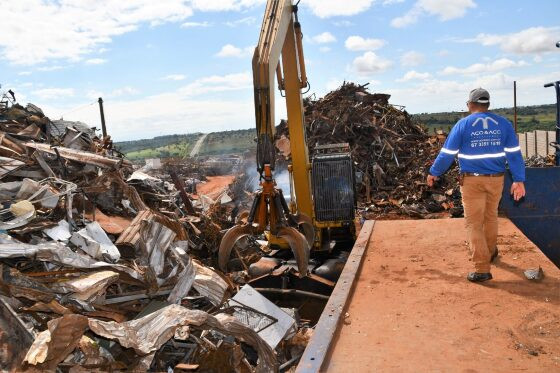 Indústria do Polo Empresarial Norte transforma recicláveis em materiais de construção 