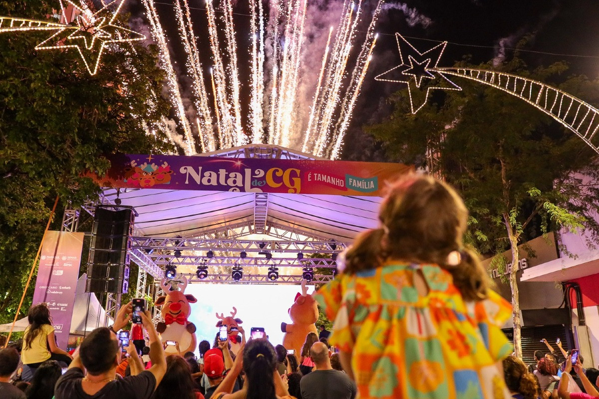 Festividades Natalina iniciam em Campo Grande reunindo centenas de pessoas 