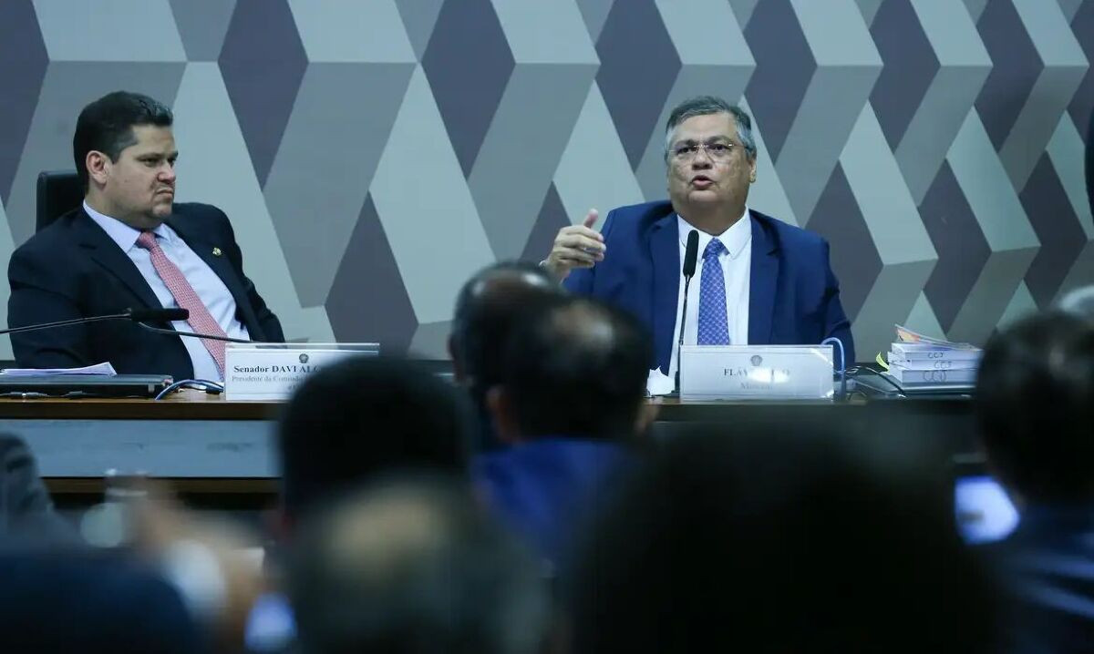Dino diferencia pol&iacute;tico de juiz e cita princ&iacute;pios para levar ao STF