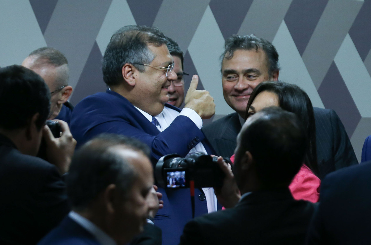 Comiss&atilde;o do Senado aprova Dino para o STF e Gonet para a PGR