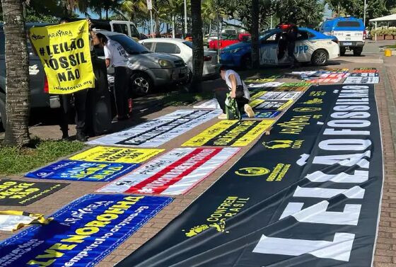 Grupo protesta contra leilão de blocos de exploração de petróleo e gás