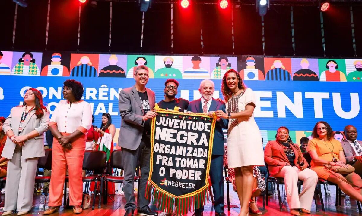 Lula pede jovens politizados e diálogo com quem pensa diferente