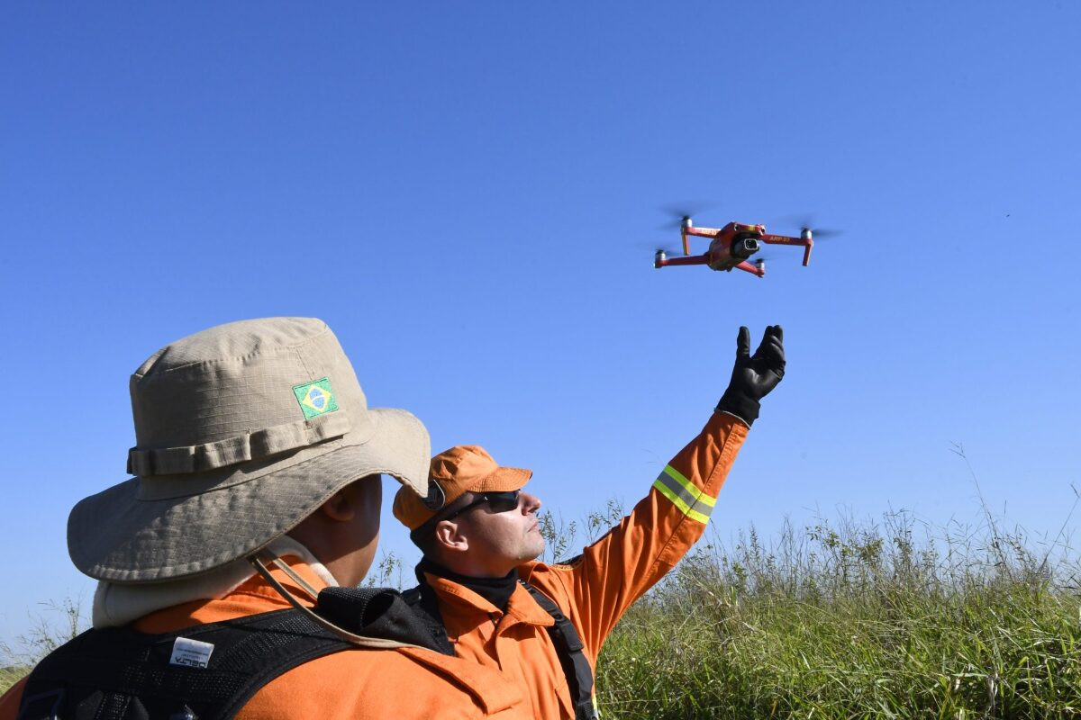 Militares utilizam a tecnologia para combater incêndios florestais no Pantanal