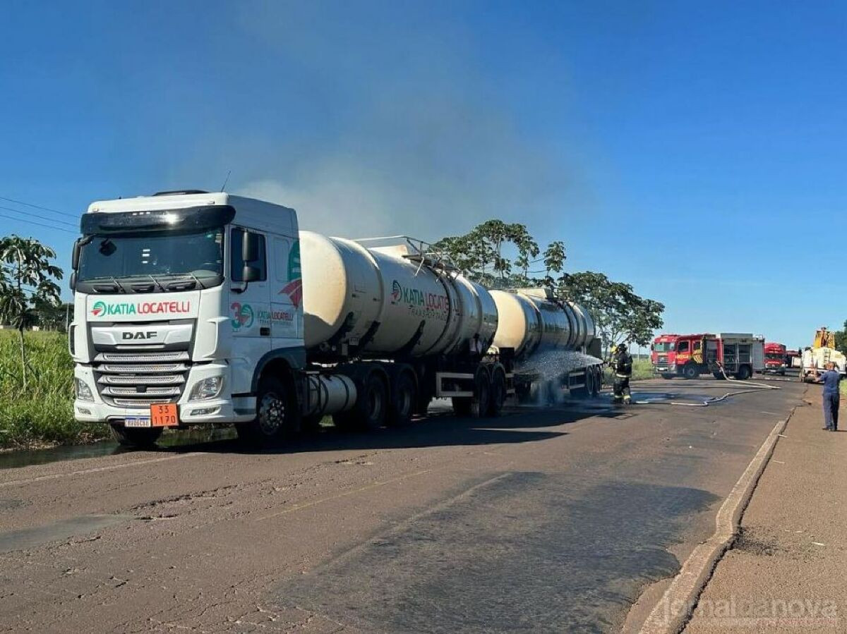 Carreta da Katia Locatelli carregada com etanol quase explode em Nova Andradina